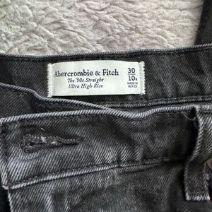 Abercrombie 90’s High Rise - Straight Legged Jeans
